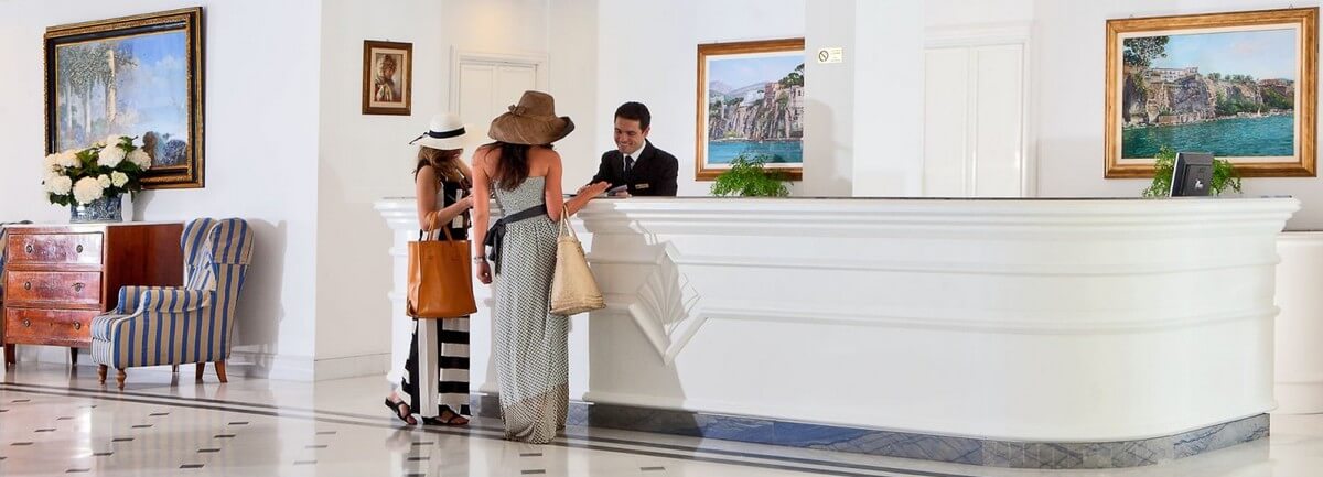 In het hotel, bij de receptie: gesprek Frans,  Frans gesprek tussen klant en receptionist, kamer reserveren in het Frans, hoe spreek je Frans in een hotel