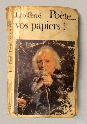 Poète... vos papiers! Léo Ferré Poésie. kunst en kunstenaars. Frans leren, Vertaling,  Vivienne  Stringa