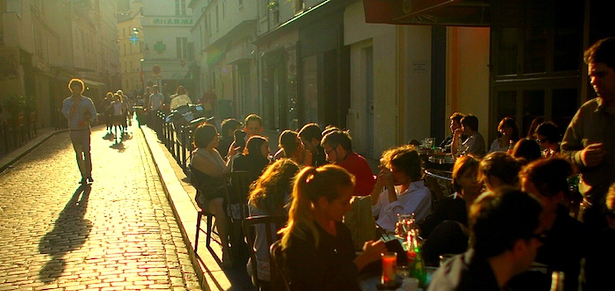 Dialoog Frans: Une rencontre; gesprek ontmoeting Frans.Rue Mouffetard Paris