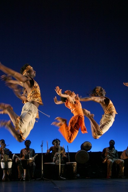 La Danse africaine, le travail de Georges Momboye. Georges Momboye, danseur-chorégraphe. didactische video's, texte scholen, docenten, texte audio Uitgeverij gespreksvaardigheid oefenen, erk-normen methode spreekvaardigheid, Georges Momboye